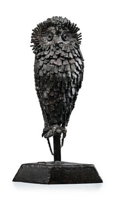 sculpture représentant un hibou posé sur un socle, sur fond blanc