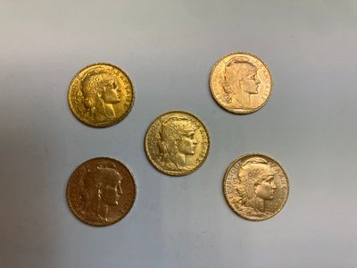 un gros plan sur quatre types de pièces de monnaie posées sur une table