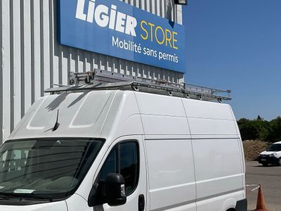 une camionnette blanche garée devant un bâtiment