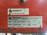 un gros plan d'une machine rouge sur laquelle est collé un autocollant