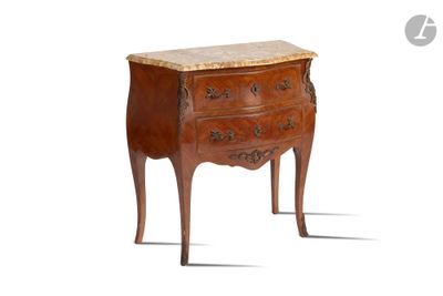 une image d'une petite commode avec un plateau en marbre