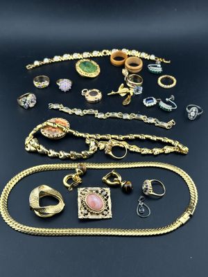 une collection de bijoux comprenant des bagues, des bracelets, des bagues et des bagues