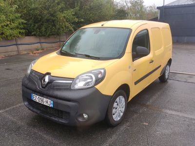 une camionnette jaune garée dans un parking