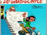 un livre sur lequel figure un personnage de bande dessinée descendant un escalier en skateboard