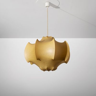 gros plan d'un luminaire suspendu au plafond