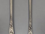deux cuillères et une cuillère sur une table