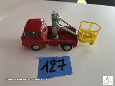 un camion rouge équipé d'une grue à l'arrière