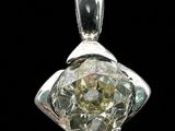 un gros plan d'un pendentif en diamant sur fond noir