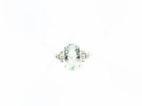 une bague ovale sertie d'une aigue-marine et de diamants, sur fond blanc