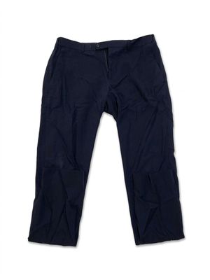 un pantalon cargo bleu marine sur fond blanc