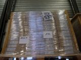 une palette remplie de cartons sur lesquels sont apposées des étiquettes de prix