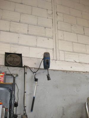 une image d'un garage avec beaucoup d'outils