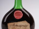 une image représentant une bouteille d'alcool avec une étiquette dessus