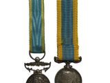 deux médailles et une médaille sur fond blanc
