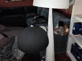 une lampe posée sur une table dans une pièce