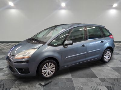 la petite voiture bleue est garée sur un carrelage à carreaux
