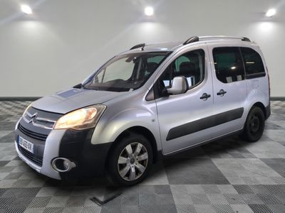 la camionnette argentée est garée sur un sol en damier dans le garage
