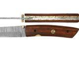gros plan d'un couteau avec un manche en bois sur fond blanc