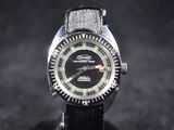 gros plan d'une montre sur une surface noire