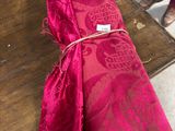 une table recouverte d'un tas de tissu rose