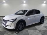 la voiture blanche est garée sur le sol à carreaux d'une pièce
