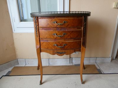 Petite console galbée en marqueterie, ouvrant à 3 tiroirs, p…