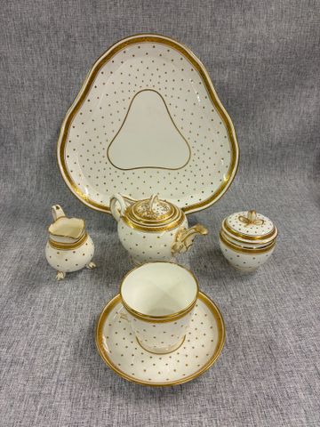 Charmant service à thé en porcelaine décor or comprenant une vers