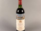 une bouteille de vin posée sur une table