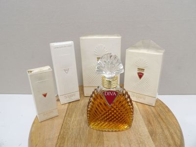 un flacon de parfum posé sur une table à côté d'une boîte de parfum