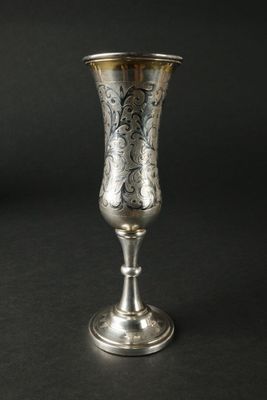 une tasse en argent antique avec un motif floral sur le bord