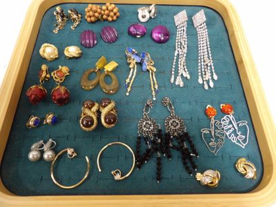 a tray that has many different types of jewelry on it