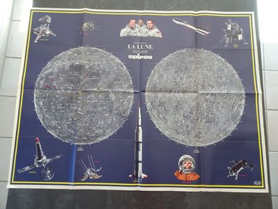 une grande affiche sur laquelle figure une image de la Lune