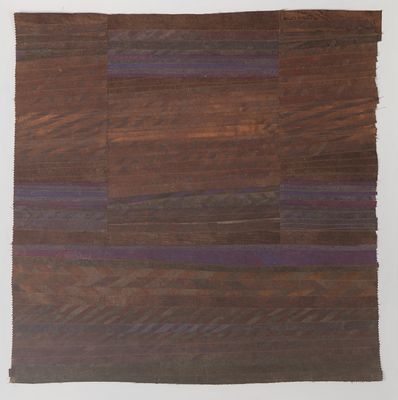 une image représentant un morceau de tissu marron et violet posé sur une surface blanche