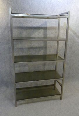 Etagère en métal chromé (traces de rouille) avec 5 plaques e…
