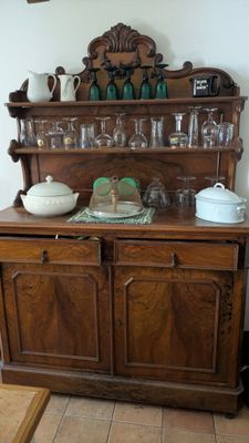 une vitrine en bois avec une vitre sur le dessus