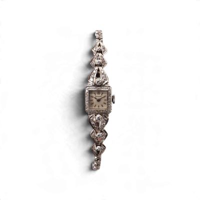 une image d'une montre en diamant sur fond blanc