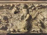 une photo en gros plan d'une plaque accrochée au mur