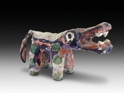 sculpture d'un éléphant en argile, la bouche ouverte