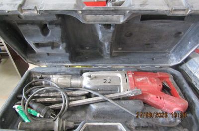 un outil dans une boîte à outils contenant des outils