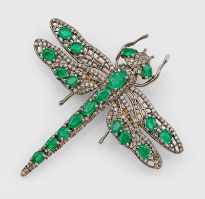 une broche en forme de libellule, sertie d'émeraudes et de diamants