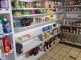 Il y a de nombreux rayons de produits alimentaires et de boissons dans ce magasin.