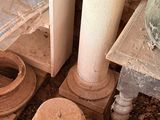 un tas de vieux objets posés par terre à côté d'un réfrigérateur