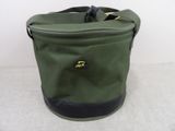 un sac vert posé sur une table