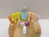 de nombreux types de produits de soin pour la peau disposés sur un plateau en bois