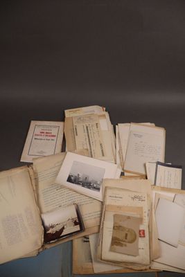 une pile de vieux livres posés sur une table