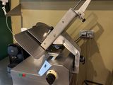 une machine posée sur le comptoir d'une cuisine
