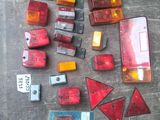 tout un tas de lampes de toutes sortes au sol