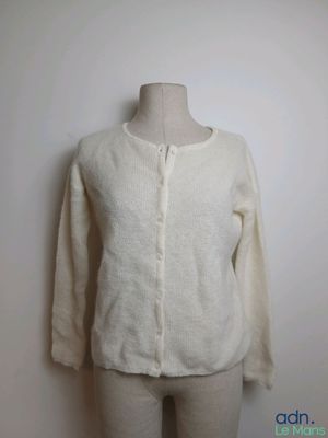 cardigan blanc sur un mannequin, mannequin, mannequin, mannequin, mannequin, mannequin, mannequin, mannequin, manne