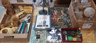 une table sur laquelle se trouvent de nombreux objets