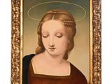 un tableau représentant une femme avec une auréole sur la tête